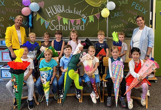 Klasse Fu7b: Hier begrüßen die Klassenlehrerinnen Manuela Lutz (links) und Denise Reisig (rechts) die Kinder.