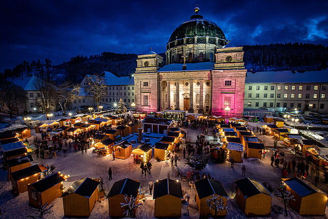 Der Weihnachtsmarkt in St. Blasien vor dem Dom.