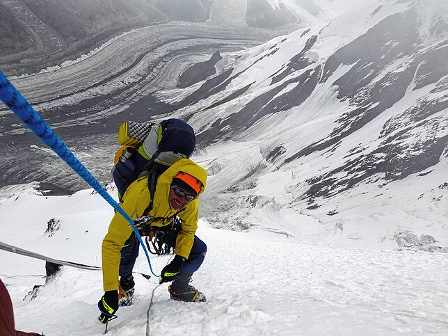 Martin Hensler beim Aufstieg im Schnee. Ziel der Expeditionsgruppe sind der Pik Tschapajew (6150 Meter) und der Khan Tengri (7010 Meter).