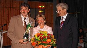 Glückwünsche zur Wiederwahl 2004. Von links: Thomas und Doris Fechtig mit Landrat Bernhard Wütz.