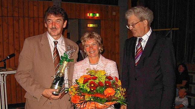 Glückwünsche zur Wiederwahl 2004. Von links: Thomas und Doris Fechtig mit Landrat Bernhard Wütz.