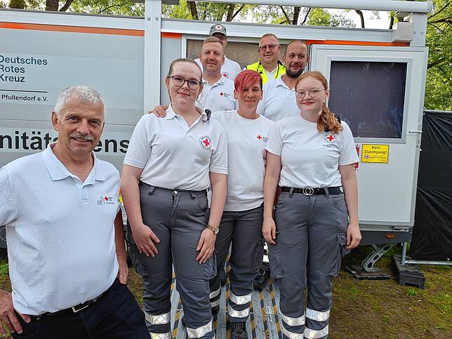 Das DRK-Team mit dem Vorsitzenden Andreas Kees (vorne links) hält an beiden Tagen die Stellung.
