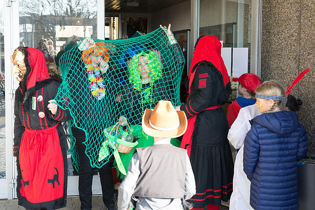 Bild 5: Bilder von der Schülerbefreiung und Zug zum Rathausplatz
