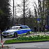 Ein Streifenwagen fährt durch den Herosepark.