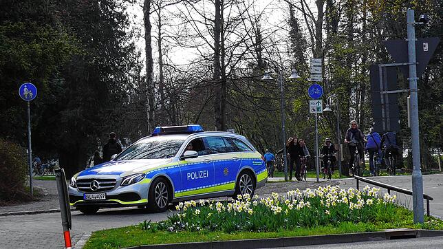Ein Streifenwagen fährt durch den Herosepark.