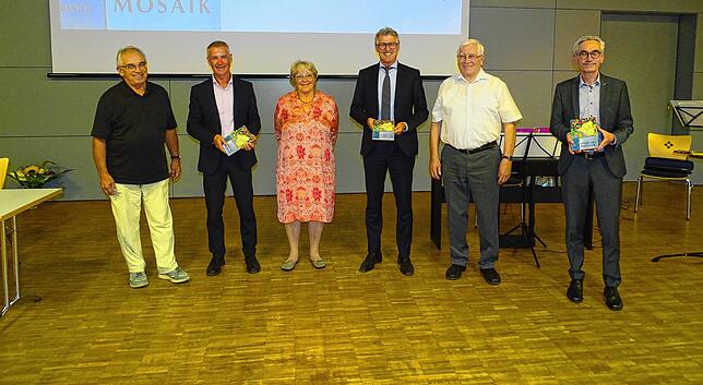 Freude über ein gelungenes Werk (von links): Albert Mayer, Bürgermeister Manfred Härle (Salem), Gerlinde Kriese, Bürgermeister Frank ...