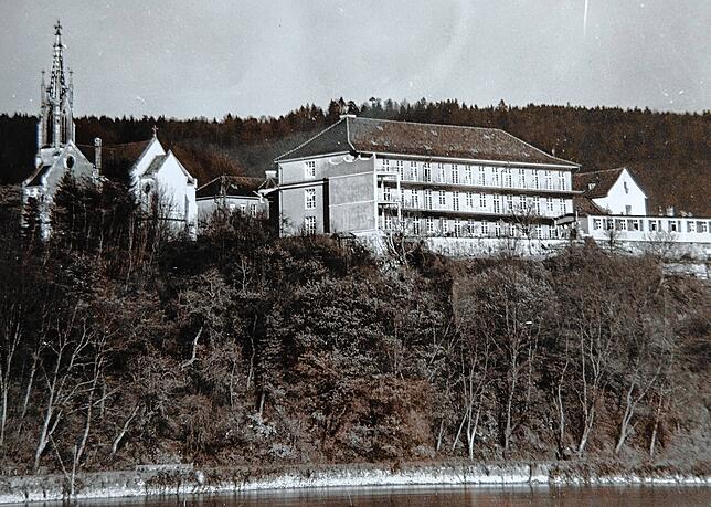 Das erste &bdquo;richtige Krankenhaus&ldquo; von Waldshut &ndash; hier im Blick von Süden &ndash; wurde am 15. Dezember 1928 eingeweiht. ...