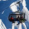 Skifahrer tragen FFP2-Schutzmasken in einem Sessellift im Skigebiet Silvretta Arena in Samnaun. Der Skiurlaub ist auch nach der ...