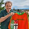 Martin Mauz, Manager der DJK Konstanz in den 1970er-Jahren, zeigt das auffällige Trikot des damaligen Oberliga-Teams &ndash; mit dem ...