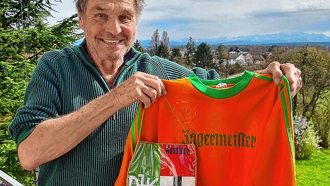 Martin Mauz, Manager der DJK Konstanz in den 1970er-Jahren, zeigt das auffällige Trikot des damaligen Oberliga-Teams &ndash; mit dem ...