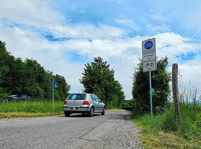 Ein Auto ist auf der neuen Fahrradstraße unterwegs. Das ist auch weiterhin erlaubt, allerdings haben Fahrradfahrer jederzeit Vorfahrt.