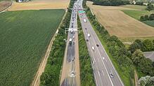 Wasser aus dem Rauschenbächlein hat Teile der Autobahn bei Augst im Kanton Basel-Landschaft überflutet.