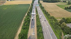 Wasser aus dem Rauschenbächlein hat Teile der Autobahn bei Augst im Kanton Basel-Landschaft überflutet.