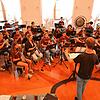 Die letzten Proben genießen die Jungmusiker gemeinsam mit Dirigent Peter Sperling im Festsaal des Kollegs St. Blasien.