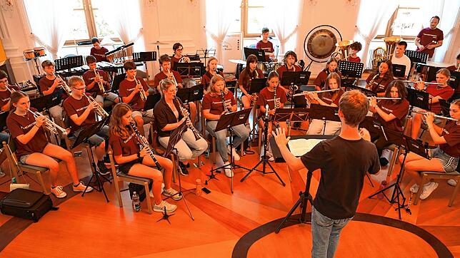 Die letzten Proben genießen die Jungmusiker gemeinsam mit Dirigent Peter Sperling im Festsaal des Kollegs St. Blasien.