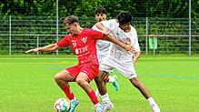 Mesud Delaimi (rechts) trifft mit dem SC Pfullendorf auf den VfR Hausen. Der 1. FC Rielasingen-Arlen (links, Tizian Weh) gastiert in ...