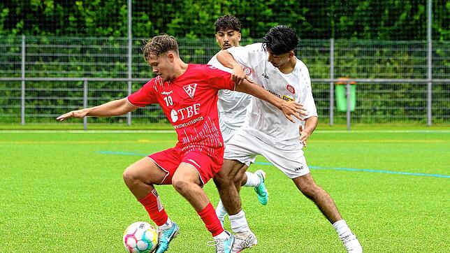 Mesud Delaimi (rechts) trifft mit dem SC Pfullendorf auf den VfR Hausen. Der 1. FC Rielasingen-Arlen (links, Tizian Weh) gastiert in ...