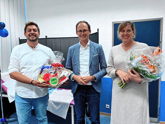Ein Willkommensgruß der Stadt Bräunlingen, überreicht von Bürgermeister Micha Bächle (Mitte). Allgemeinmediziner Mike Lübke und ...