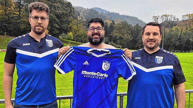 Neustart in der Kreisliga C: Sportvorstand Marco Götz (links) und Vorsitzender Markus Metzger (rechts) bauen beim Aufgabe der Mannschaft ...