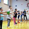 Kein Jongliersäckchen darf auf den Boden fallen. Klassenlehrerin Katharina Grieshaber gibt den Takt an.