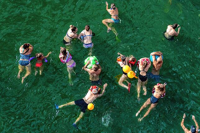 Teilnehmer des offiziellen Basler Rheinschwimmens, das einmal im Jahr stattfindet. Der „Schwumm im Bach“ lockt Tausende Teilnehmer und ...