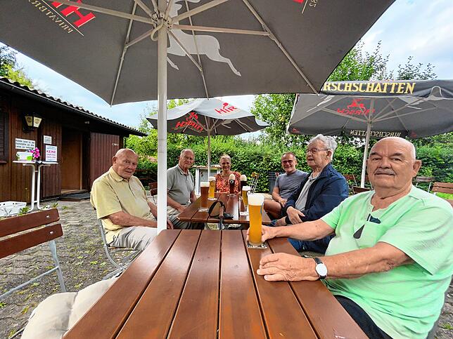 Vom Boulespielen im Kurpark zum Warenbachstüble: Uwe Schütt, Wolfgang Bolle, Klaus Schuh, Bianca Lesniak, Klaus-Dieter Arnold und Eduard ...