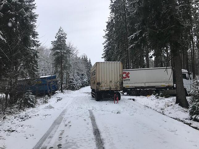 Trotz Absperrungen und Verbot: Mehrere Fahrzeuge haben am Montagabend versucht, einen Weg durch den Bräunlinger Wald zu finden. Der ...