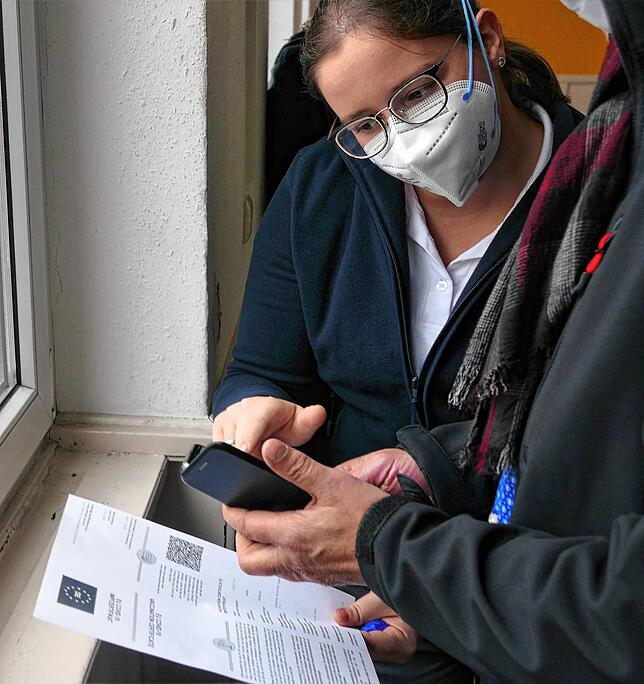 Yasmin Stütz von der DRK-Bereitschaft in Villingen hilft bei der Zertifikaterstellung via QR-Code.