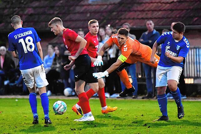 Bild 4: FC Hochrhein unterliegt klar mit 1:4 bei den SF Schliengen &ndash; und wir haben Bilder!