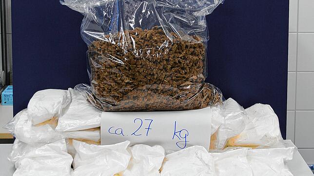 Die sichergestellten Betäubungsmittel. Es handelt sich um Amphetamin und Marihuana.