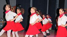 Beim Gardetanz geben einige der bis zu 12-jährigen Mädchen der Mini-Garde ihre Premiere vor einem größeren Publikum. Bilder: Klaus Dorer