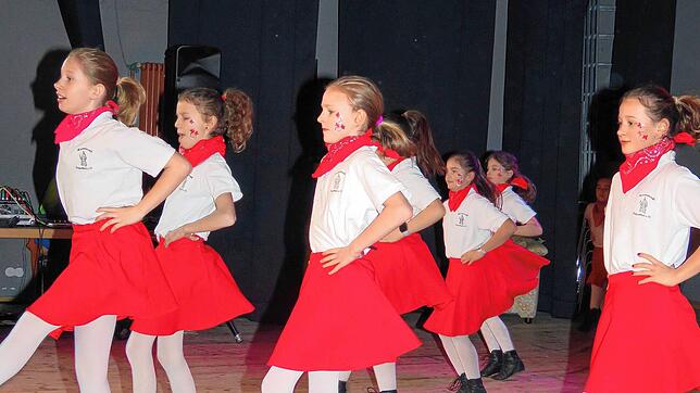 Beim Gardetanz geben einige der bis zu 12-jährigen Mädchen der Mini-Garde ihre Premiere vor einem größeren Publikum. Bilder: Klaus Dorer
