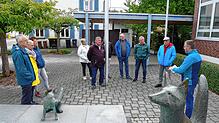 Dorfplatzgespräch beim Fuchsbrunnen in Untersiggingen: Fabian Meschenmoser (rechts) freut sich über interessierte Bürger und diskutiert ...