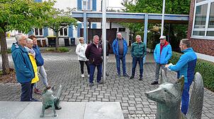Dorfplatzgespräch beim Fuchsbrunnen in Untersiggingen: Fabian Meschenmoser (rechts) freut sich über interessierte Bürger und diskutiert ...