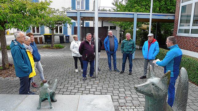 Dorfplatzgespräch beim Fuchsbrunnen in Untersiggingen: Fabian Meschenmoser (rechts) freut sich über interessierte Bürger und diskutiert ...