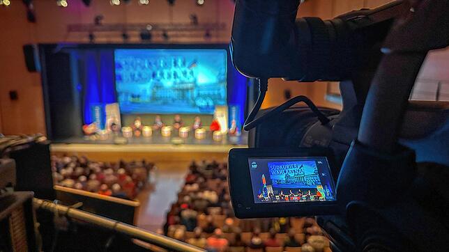 Die Kandidaten bei der SÜDKURIER Wahlarena auf der Bühne in der Neuen Tonhalle in VS-Villingen – doppelt gesehen auf einem Kameradisplay ...