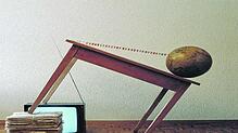 Experiment mit verzerrten Tischen: Rudolf Lichtsteiners &#8222;Tischgeschichten&#8220;, Konstellation 3 (1983).