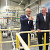 Breyer-Geschäftsführer Jürgen Gulde (links) und 3A-Composites-Geschäftsführer Joachim Werner bei der Präsentation der neuen Anlage im ...