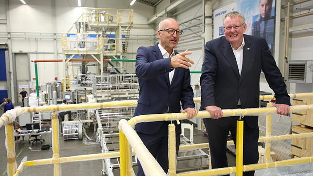 Breyer-Geschäftsführer Jürgen Gulde (links) und 3A-Composites-Geschäftsführer Joachim Werner bei der Präsentation der neuen Anlage im ...