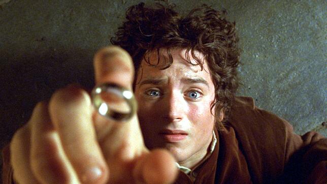 Wer heute &bdquo;Der Herr der Ringe&ldquo; hört, denkt oft an Peter Jacksons Verfilmung mit Elijah Wood in der Rolle des Hobbits Frodo.