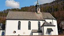 Die alte Dorfkirche in Menzenschwand gehört dem Winterhalter-Verein und strahlt wieder ganz in Weiß. Foto: Christiane Sahli