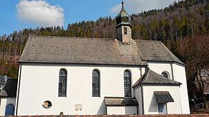 Die alte Dorfkirche in Menzenschwand gehört dem Winterhalter-Verein und strahlt wieder ganz in Weiß. Foto: Christiane Sahli