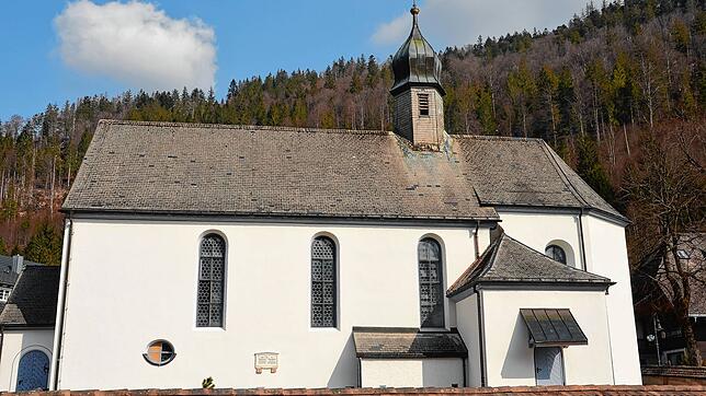 Die alte Dorfkirche in Menzenschwand gehört dem Winterhalter-Verein und strahlt wieder ganz in Weiß. Foto: Christiane Sahli