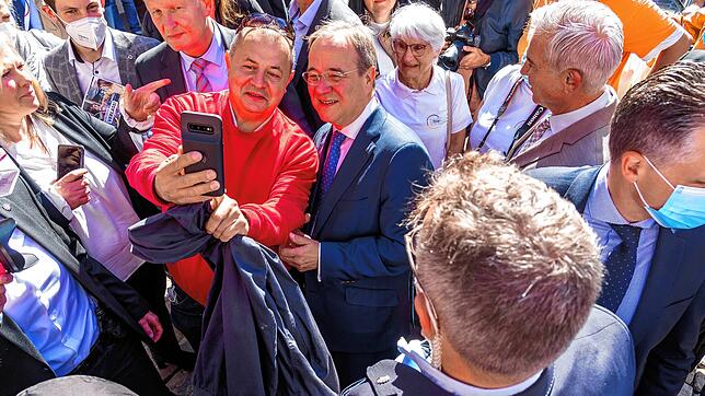 CDU-Kanzlerkandidat Armin Laschet macht im Anschluss an die Wahlkampfveranstaltung noch Selfies mit Zuschauern. Trotz der Enge blieb die ...