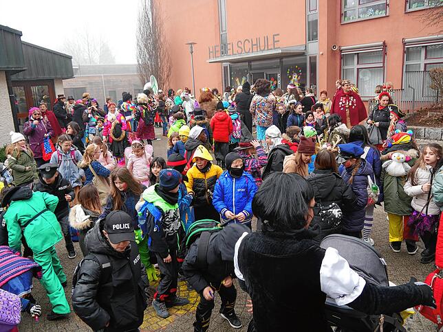 Bevor die Gerstensäcke das Rathaus gestürmt haben, waren sie noch in den Schulen in Gottmadingen unterwegs. Hier im Bild die Befreiung ...