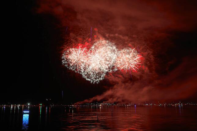 Bild 13: Konstanzer Seenachtfest 2024 - Jetzt knallt's! Das Feuerwerk am Bodensee bringt Zuschauer zum Staunen