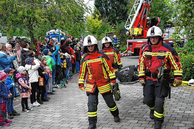 Zum Glück nur ein Dummy: Die Rettung eingeschlossener Personen gehörte zu den Zielen bei der Hauptübung beim fiktiven Brand im Mesnerhaus.