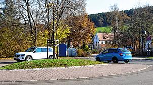 Im Rondell vor der Roggenbachschule und dem Kindergarten dürfen Elterntaxis, Lehrer und Erzieher künftig nur noch 15 Minuten stehen ...