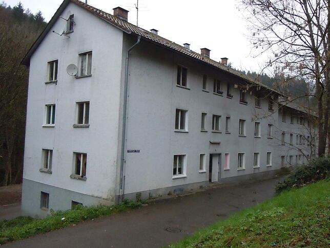 In diesem Haus mit Sozialwohnungen an der Schmitzinger Straße in Waldshut lebte die Frau, deren Torso am 7. Dezember nur rund 150 Meter ...