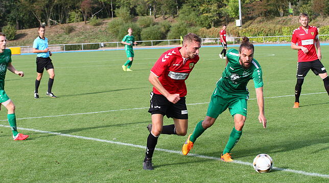 Geschickt: Der Rheinfelder Vincent Kittel (links) setzt sich gegen Patrick Weissenberger vom FC Freiburg-St. Georgen durch.